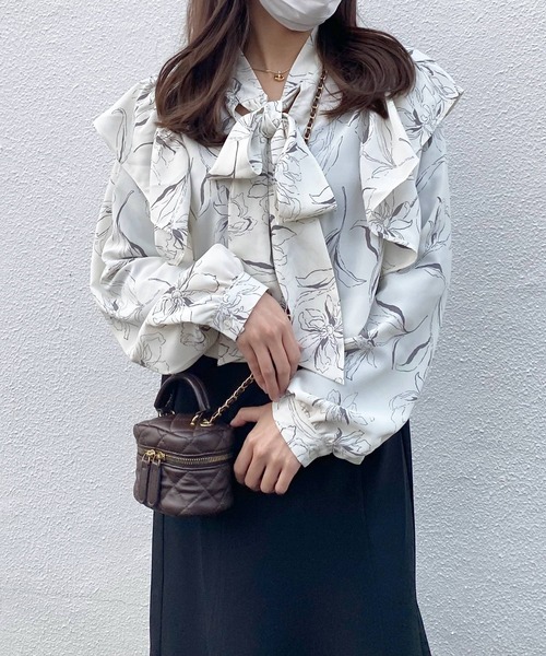 Lamoa（ラモア）の「Lamoa/花柄 フリル ボウタイリボン ブラウス（シャツ/ブラウス・レディース・ホワイト/ブラック・MEDIUM）」の4枚目の写真