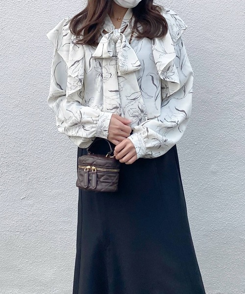 Lamoa（ラモア）の「Lamoa/花柄 フリル ボウタイリボン ブラウス（シャツ/ブラウス・レディース・ホワイト/ブラック・MEDIUM）」の5枚目の写真