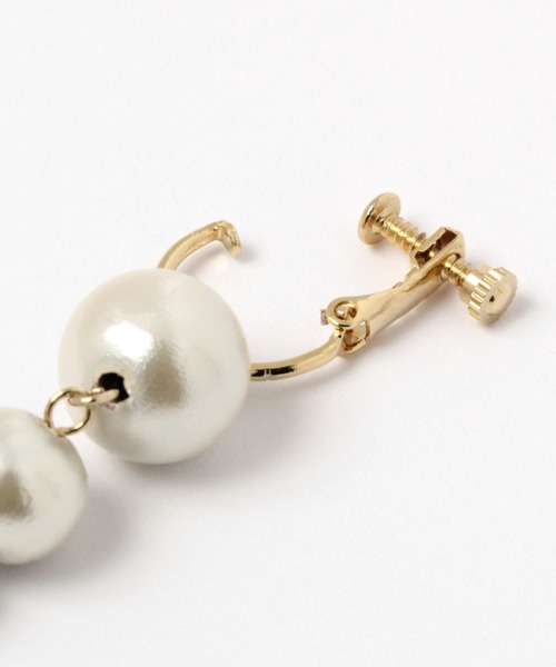 studio CLIP(スタディオクリップ)の「サクラパール3連イヤリング《オケージョンライン》(イヤリング・レディース・ホワイト・FREE)」の2枚目の写真