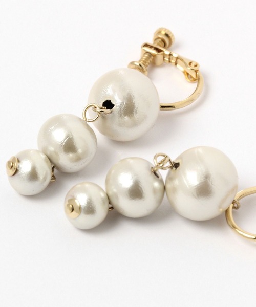 studio CLIP(スタディオクリップ)の「サクラパール3連イヤリング《オケージョンライン》(イヤリング・レディース・ホワイト・FREE)」の3枚目の写真
