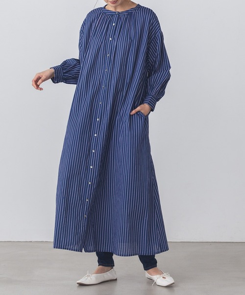 lil nina(リルニーナ)の「キャンブリックボイル ストライプ柄 シャーリング シャツワンピース(シャツワンピース・レディース・ネイビー/ベージュ/コーラル・FREE)」の2枚目の写真
