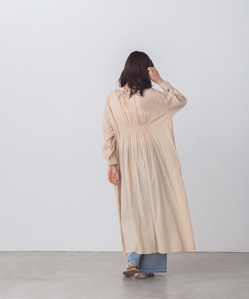 lil nina(リルニーナ)の「キャンブリックボイル ストライプ柄 シャーリング シャツワンピース(シャツワンピース・レディース・ネイビー/ベージュ/コーラル・FREE)」の5枚目の写真