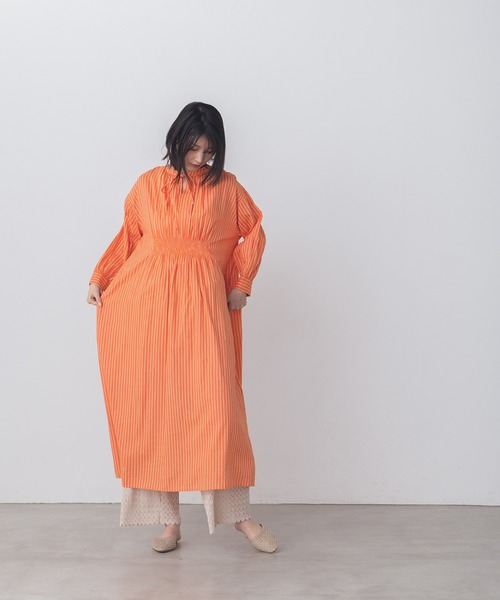 lil nina(リルニーナ)の「キャンブリックボイル ストライプ柄 シャーリング シャツワンピース(シャツワンピース・レディース・ネイビー/ベージュ/コーラル・FREE)」の9枚目の写真