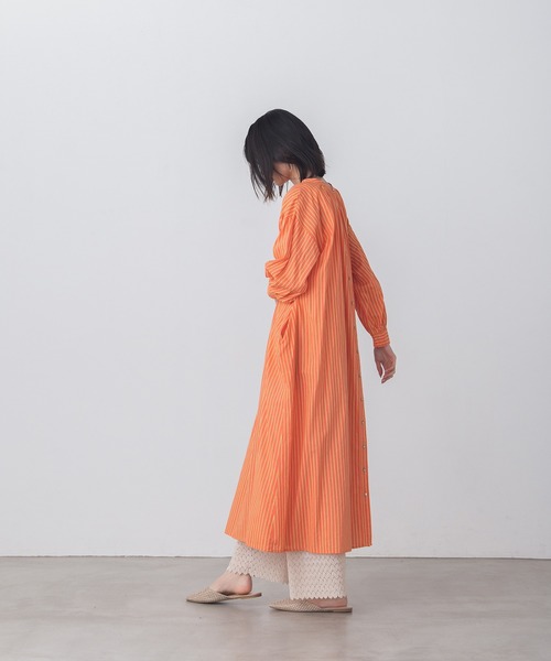 lil nina(リルニーナ)の「キャンブリックボイル ストライプ柄 シャーリング シャツワンピース(シャツワンピース・レディース・ネイビー/ベージュ/コーラル・FREE)」の10枚目の写真