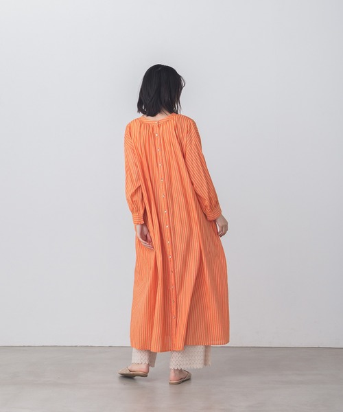 lil nina(リルニーナ)の「キャンブリックボイル ストライプ柄 シャーリング シャツワンピース(シャツワンピース・レディース・ネイビー/ベージュ/コーラル・FREE)」の11枚目の写真