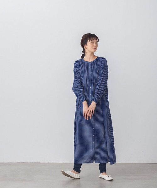 lil nina(リルニーナ)の「キャンブリックボイル ストライプ柄 シャーリング シャツワンピース(シャツワンピース・レディース・ネイビー/ベージュ/コーラル・FREE)」の7枚目の写真