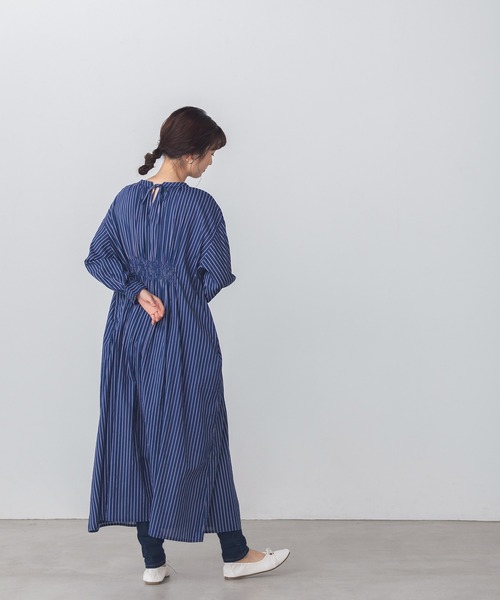 lil nina(リルニーナ)の「キャンブリックボイル ストライプ柄 シャーリング シャツワンピース(シャツワンピース・レディース・ネイビー/ベージュ/コーラル・FREE)」の8枚目の写真