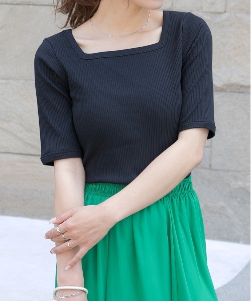 ad thie(アドティエ)の「前後2WAY リブニット スクエアカラーちびTee(Tシャツ/カットソー・レディース・ブルー/ホワイト/オフホワイト/ブラック/グリーン・FREE)」の4枚目の写真