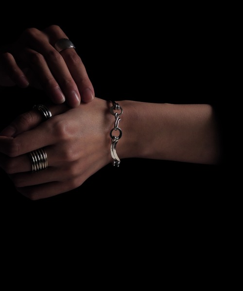 YArKA（ヤーカ）の「【YArKA/ヤーカ】assembly parts double line bangle [tojir un]/多パーツダブルラインバングル（バングル/リストバンド・レディース・シルバー・M/L）」の8枚目の写真