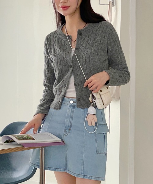 by muni:r(バイ ムニール)の「ケーブル編みニットカーディガン(ニット/セーター・レディース・ダークグレー/ネイビー/ライトグレー/アイボリー/カーキ・FREE)」の4枚目の写真