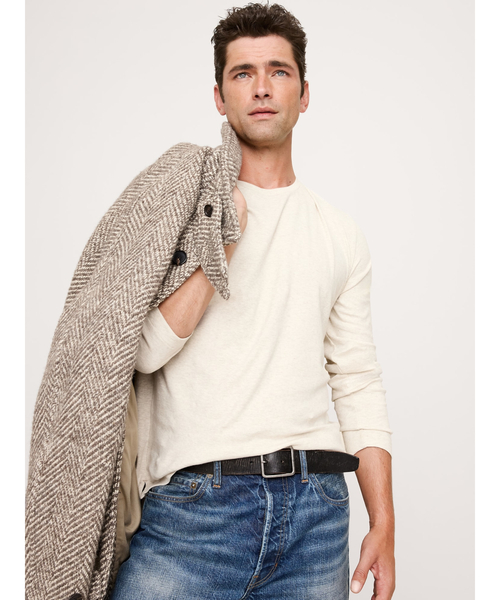 Banana Republic（バナナリパブリック）の「Luxury-Touch ロングスリーブ Tシャツ（Tシャツ/カットソー・メンズ・ネイビー/ホワイト/グレー/ブラック/オリーブ/ナチュラル・M/L/XL/S）」の4枚目の写真