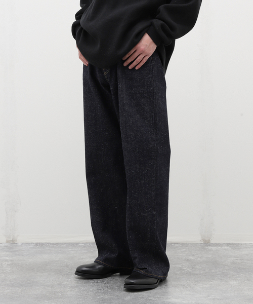 EDIFICE(エディフィス)の「【MARKAWARE / マーカウェア】WIDE STRAIGHT DENIM(デニムパンツ・メンズ・ネイビー・2/3)」の1枚目の写真