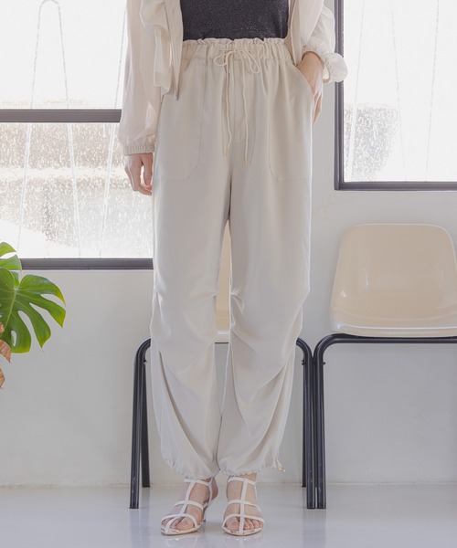 mysty woman(ミスティウーマン)の「パラシュートカーゴパンツ 109854(カーゴパンツ・レディース・ホワイト系その他/ライトベージュ/グリーン系その他・FREE)」の2枚目の写真