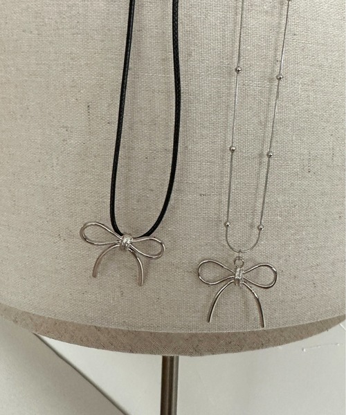 apres jour mignon（アプレジュールミニョン）の「【apresjour mignon×ARIAZ】アソートリボンネックレス（ネックレス・レディース・ブラック/シルバー・ONESIZE）」の5枚目の写真