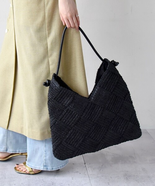 quaranciel(カランシエル)の「quaranciel: ワンハンドル Vカット メッシュ バッグ(A4対応)(かごバッグ・レディース・キャメル/ブラック/オフホワイト/チャコールグレー/ラベンダー・ONE SIZE)」の2枚目の写真
