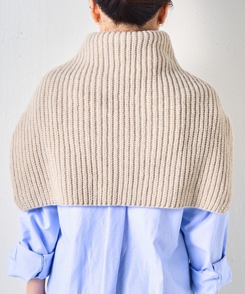 PAPILLONNER（パピヨネ）の「ショートニットポンチョ（マフラー・レディース・ボルドー/カーキ/ベージュ・FREE）」の5枚目の写真