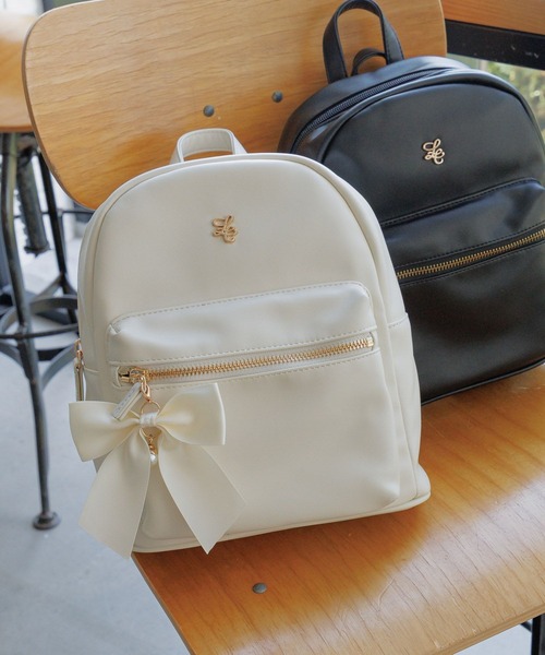 GLOBAL WORK(グローバルワーク)の「リボン付きPUリュック/288536(バックパック/リュック・キッズ・アイボリー/ブラック・ONE SIZE)」の1枚目の写真