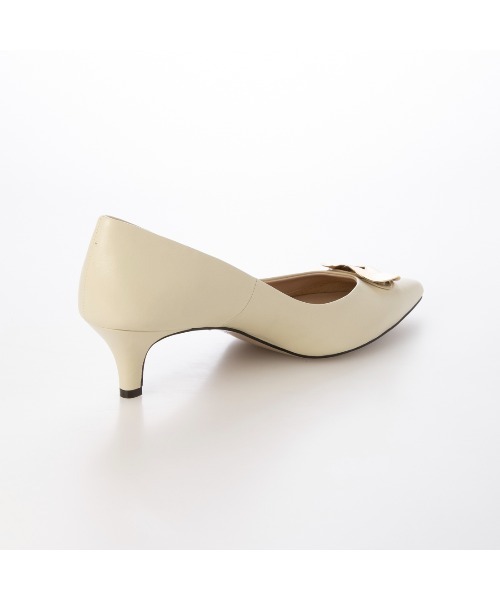 carino(カリーノ)の「メタルパーツパンプス(パンプス・レディース・グレー/アイボリー/ブラック・24cm/23.5cm/23cm/24.5cm/22.5cm)」の6枚目の写真