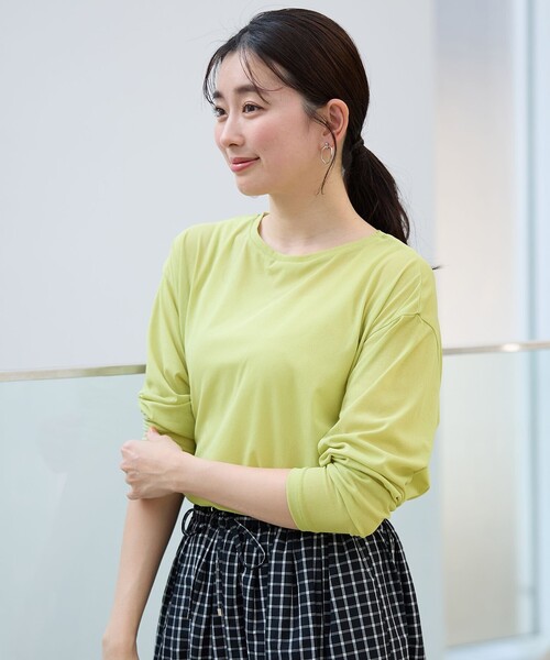 ANY(エニィ)の「シア―ラウンドネックTシャツ(Tシャツ/カットソー・レディース・ブラック系/グリーン系/ライトグレー系/ホワイト系・4)」の9枚目の写真