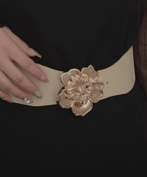 VIBGYOR Women（ヴィブジョー　ウィメン）の「【resonance】ゴールド フラワーバックル ゴムベルト【マルチウェイ】（ベルト・レディース・ブラック/ブラウン/オフホワイト・FREE）」の2枚目の写真