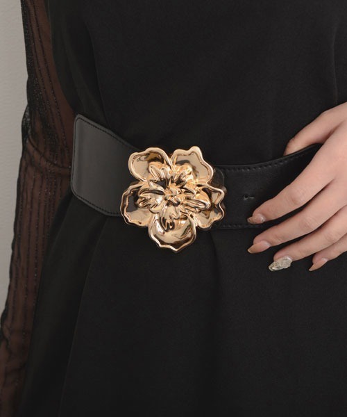 VIBGYOR Women（ヴィブジョー　ウィメン）の「【resonance】ゴールド フラワーバックル ゴムベルト【マルチウェイ】（ベルト・レディース・ブラック/ブラウン/オフホワイト・FREE）」の3枚目の写真