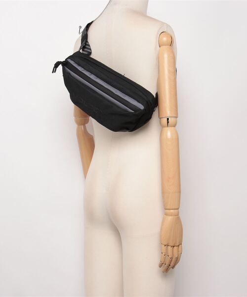 VOLCOM（ボルコム）の「【VOLCOM】 MINI DOS PACK WAIST BAG（ボディバッグ/ウエストポーチ・メンズ・ブラック・O/S）」の5枚目の写真