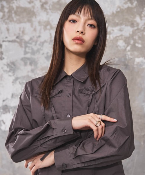 DIP IN CHOCOLATE(ディップインチョコレート)の「フロントリボンデザインシャツ【DIP IN CHOCOLATE】(シャツ/ブラウス・レディース・ホワイト/チャコールグレー・F)」の1枚目の写真