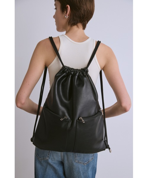un/neu(アンノイ)の「アウトポケットフェイクレザーデイバッグ / ナップサック / A4収納可能(バックパック/リュック・レディース・グレー/ブラック/カーキ・FREE)」の6枚目の写真