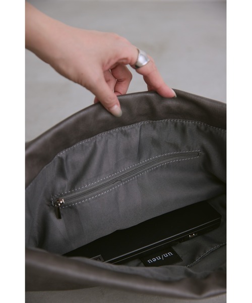 un/neu(アンノイ)の「アウトポケットフェイクレザーデイバッグ / ナップサック / A4収納可能(バックパック/リュック・レディース・グレー/ブラック/カーキ・FREE)」の4枚目の写真