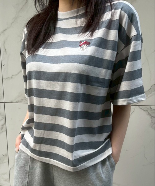 ALWAYS GOOD TIME（オルウェイズグッドタイム）の「【Where's Wally/ウォーリーを探せ】天竺 総柄/ワンポイント刺繍 WIDEシルエット 半袖Tシャツ（Tシャツ/カットソー・レディース・グレー系/ブルー系/ホワイト×レッド/サンドベージュ・M/L）」の3枚目の写真
