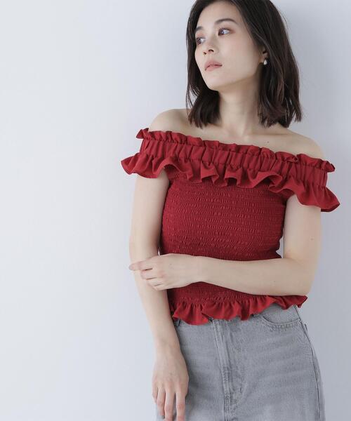 NATURAL BEAUTY BASIC（ナチュラルビューティーベーシック）の「◇フリルシャーリングオフショルブラウス（シャツ/ブラウス・レディース・オフホワイト/ブルー/ブラック/レッド・SMALL/MEDIUM）」の4枚目の写真