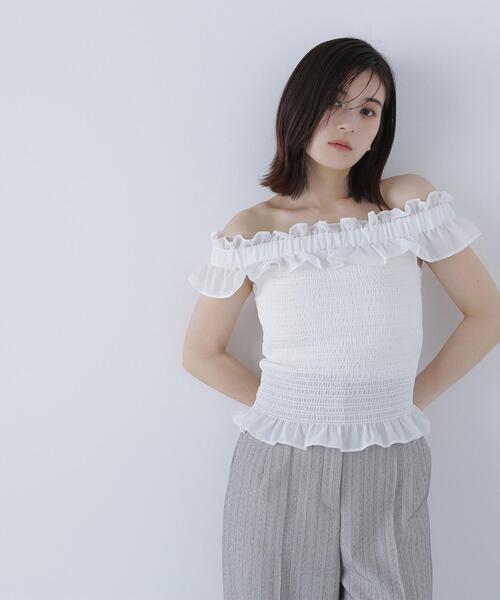 NATURAL BEAUTY BASIC（ナチュラルビューティーベーシック）の「◇フリルシャーリングオフショルブラウス（シャツ/ブラウス・レディース・オフホワイト/ブルー/ブラック/レッド・SMALL/MEDIUM）」の2枚目の写真