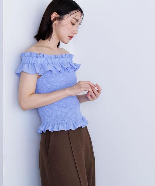 NATURAL BEAUTY BASIC（ナチュラルビューティーベーシック）の「◇フリルシャーリングオフショルブラウス（シャツ/ブラウス・レディース・オフホワイト/ブルー/ブラック/レッド・SMALL/MEDIUM）」の3枚目の写真