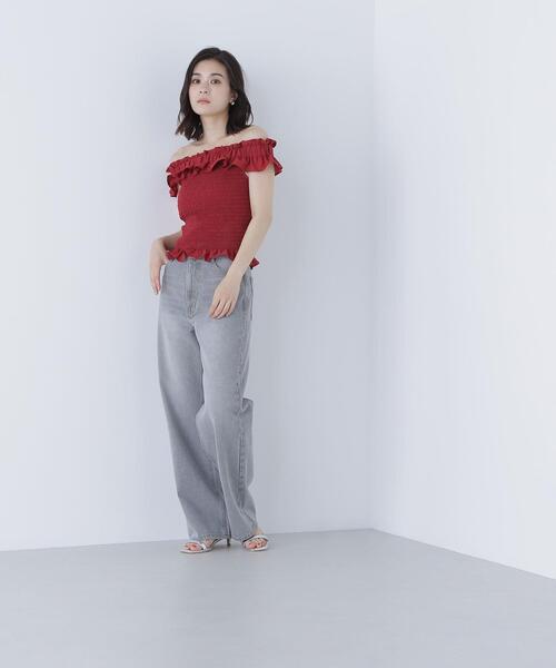 NATURAL BEAUTY BASIC（ナチュラルビューティーベーシック）の「◇フリルシャーリングオフショルブラウス（シャツ/ブラウス・レディース・オフホワイト/ブルー/ブラック/レッド・SMALL/MEDIUM）」の5枚目の写真