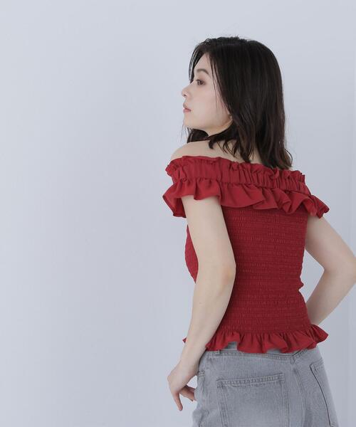 NATURAL BEAUTY BASIC（ナチュラルビューティーベーシック）の「◇フリルシャーリングオフショルブラウス（シャツ/ブラウス・レディース・オフホワイト/ブルー/ブラック/レッド・SMALL/MEDIUM）」の6枚目の写真