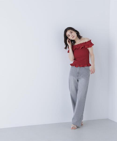 NATURAL BEAUTY BASIC（ナチュラルビューティーベーシック）の「◇フリルシャーリングオフショルブラウス（シャツ/ブラウス・レディース・オフホワイト/ブルー/ブラック/レッド・SMALL/MEDIUM）」の7枚目の写真