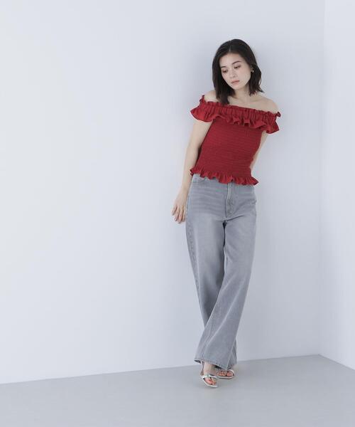 NATURAL BEAUTY BASIC（ナチュラルビューティーベーシック）の「◇フリルシャーリングオフショルブラウス（シャツ/ブラウス・レディース・オフホワイト/ブルー/ブラック/レッド・SMALL/MEDIUM）」の9枚目の写真