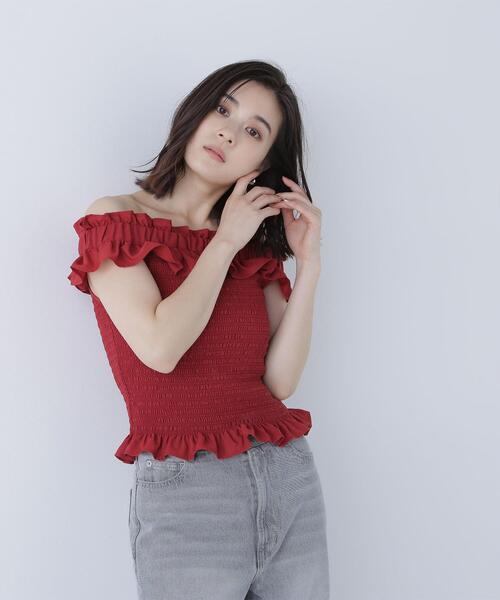 NATURAL BEAUTY BASIC（ナチュラルビューティーベーシック）の「◇フリルシャーリングオフショルブラウス（シャツ/ブラウス・レディース・オフホワイト/ブルー/ブラック/レッド・SMALL/MEDIUM）」の10枚目の写真