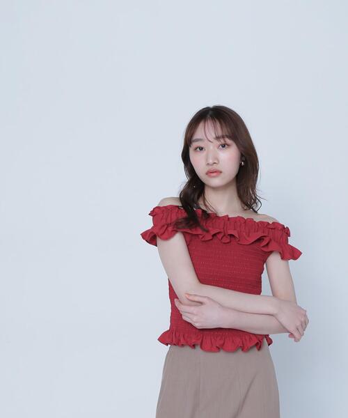 NATURAL BEAUTY BASIC（ナチュラルビューティーベーシック）の「◇フリルシャーリングオフショルブラウス（シャツ/ブラウス・レディース・オフホワイト/ブルー/ブラック/レッド・SMALL/MEDIUM）」の11枚目の写真