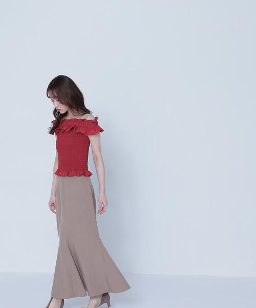 NATURAL BEAUTY BASIC（ナチュラルビューティーベーシック）の「◇フリルシャーリングオフショルブラウス（シャツ/ブラウス・レディース・オフホワイト/ブルー/ブラック/レッド・SMALL/MEDIUM）」の12枚目の写真