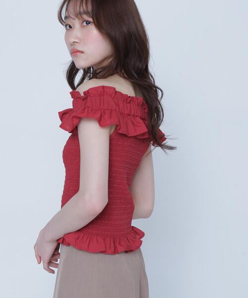 NATURAL BEAUTY BASIC（ナチュラルビューティーベーシック）の「◇フリルシャーリングオフショルブラウス（シャツ/ブラウス・レディース・オフホワイト/ブルー/ブラック/レッド・SMALL/MEDIUM）」の14枚目の写真