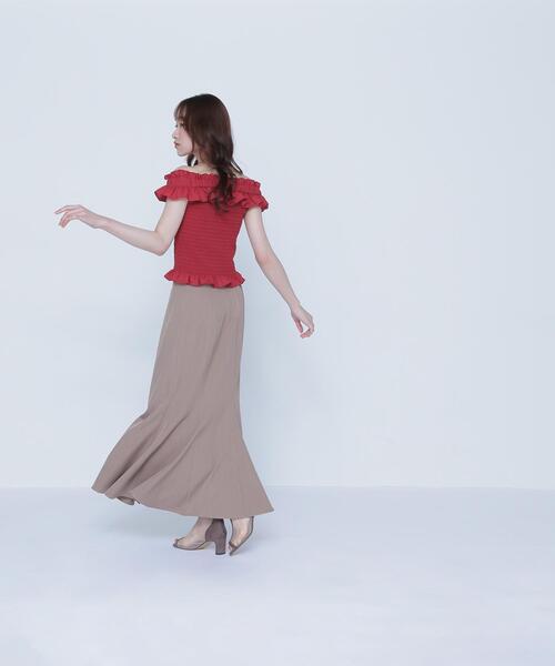 NATURAL BEAUTY BASIC（ナチュラルビューティーベーシック）の「◇フリルシャーリングオフショルブラウス（シャツ/ブラウス・レディース・オフホワイト/ブルー/ブラック/レッド・SMALL/MEDIUM）」の15枚目の写真
