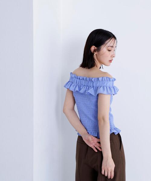 NATURAL BEAUTY BASIC（ナチュラルビューティーベーシック）の「◇フリルシャーリングオフショルブラウス（シャツ/ブラウス・レディース・オフホワイト/ブルー/ブラック/レッド・SMALL/MEDIUM）」の22枚目の写真