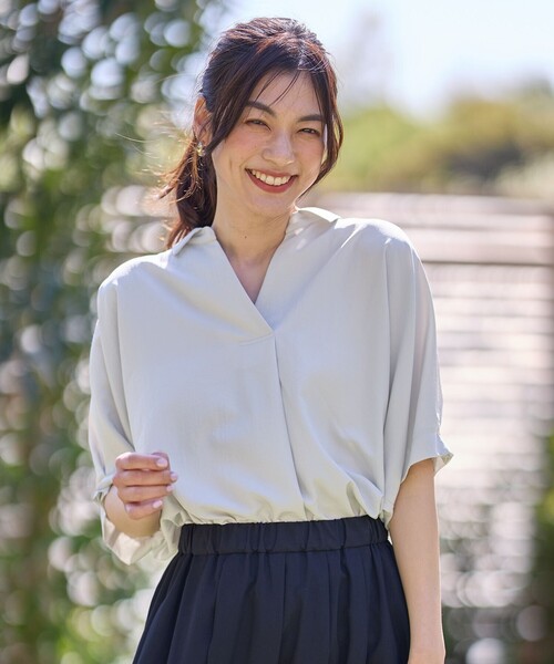 ANY(エニィ)の「【新色追加】スキッパーネック袖タックブラウス(シャツ/ブラウス・レディース・オレンジ系/ネイビー系1/サックスブルー系/ブルー系/ブルー系1/ホワイト系/カーキ系/ベージュ系1/ネイビー系/ブラック系2/ピンク系/ダルブルー系/ダークブラウン系/ライトグレー系・F)」の4枚目の写真