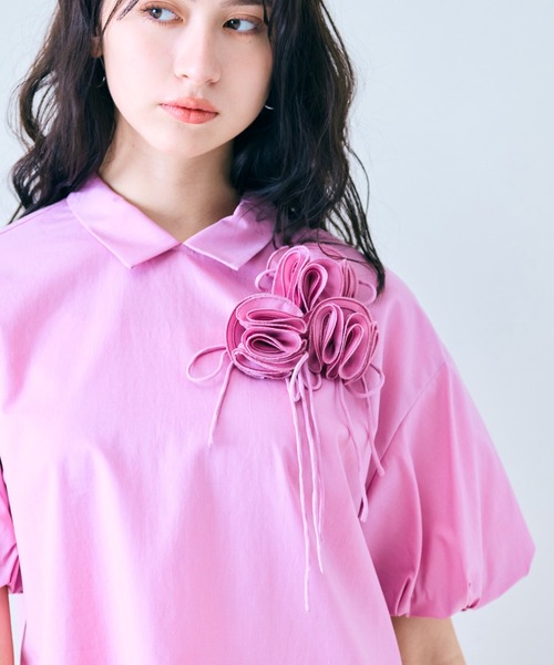 Audie a Muses(オーディアミューズ)の「フラワーモチーフリボンブラウス(シャツ/ブラウス・レディース・オフホワイト/ピンク/ブラック・38/42)」の1枚目の写真