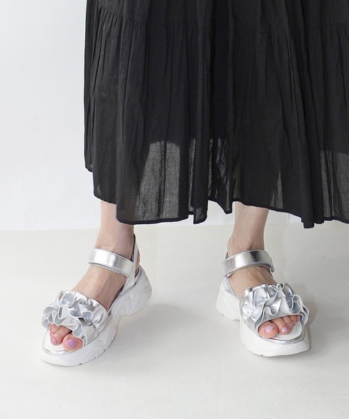 Fin（フィン）の「フリル厚底ベルクロスポーツサンダル【低反発スポンジ入り】（サンダル・レディース・ブラック/ベージュ/シルバー・S/M/L/LL）」の3枚目の写真