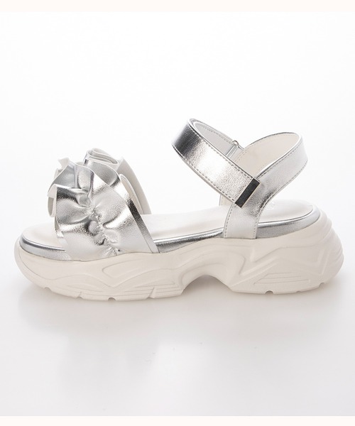 Fin（フィン）の「フリル厚底ベルクロスポーツサンダル【低反発スポンジ入り】（サンダル・レディース・ブラック/ベージュ/シルバー・S/M/L/LL）」の4枚目の写真