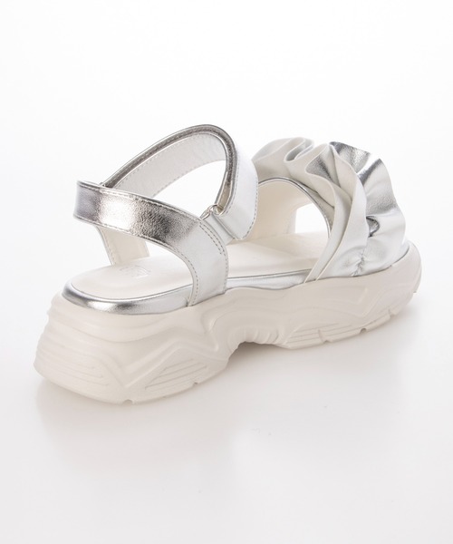 Fin（フィン）の「フリル厚底ベルクロスポーツサンダル【低反発スポンジ入り】（サンダル・レディース・ブラック/ベージュ/シルバー・S/M/L/LL）」の5枚目の写真