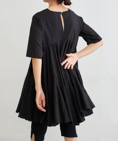IENA（イエナ）の「《追加》AAYUSHI/アユーシ ボリュームフレアハーフスリーブワンピース（ワンピース・レディース・ブラック/ホワイト・FREE）」の10枚目の写真