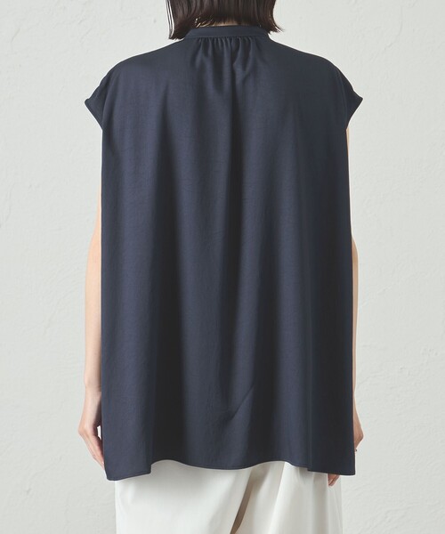 CAST:（キャストコロン）の「【吸水速乾/UV対策/セットアップ対応】アシンメトリーレイヤードサテンブラウス（シャツ/ブラウス・レディース・ブラック/ネイビー・M）」の3枚目の写真
